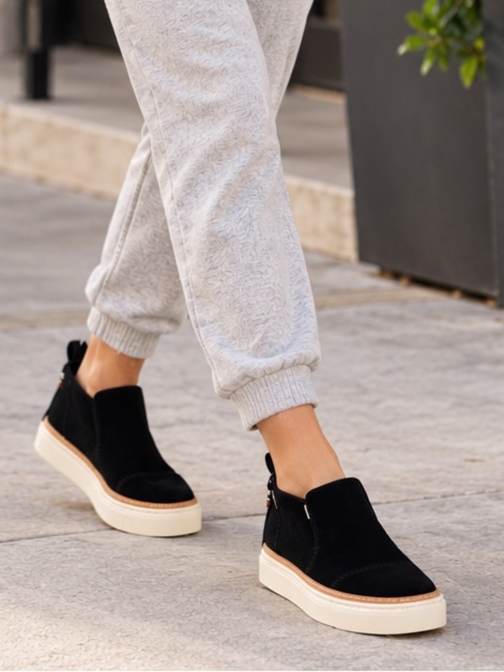 TOMS Paxton Black Suede Slip On Platform Sneakers Size 9.5 Old Money
*2 for 20*
